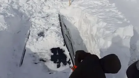 Iarna cea adevărată: Mașinile turiștilor de la Rânca, îngropate sub doi metri de zăpadă - VIDEO