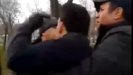 VIDEO. Întâmplare uimitoare în Bucureşti. Un bărbat a fost reţinut cu forţa de controlorii RATB