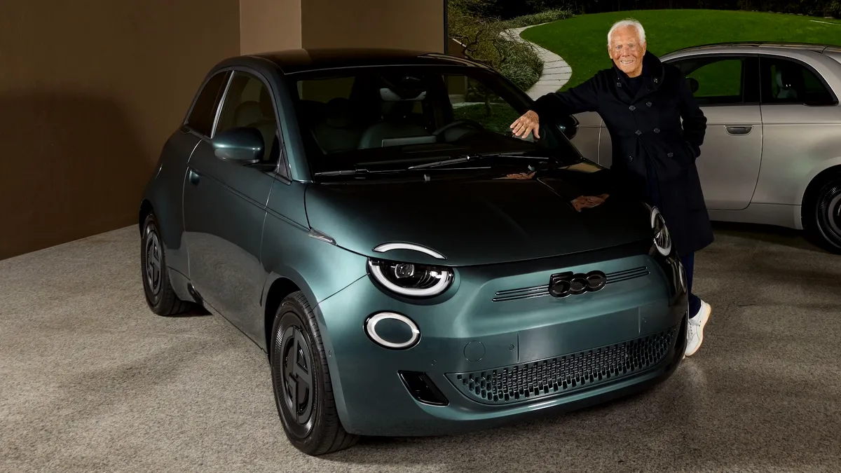 Fiat a livrat primele două exemplare 500e Giorgio Armani Collector’s Edition către Giorgio Armani