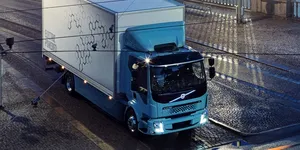 Volvo Trucks începe producția unui nou camion electric, de 14 tone: „Ideal pentru oraș”