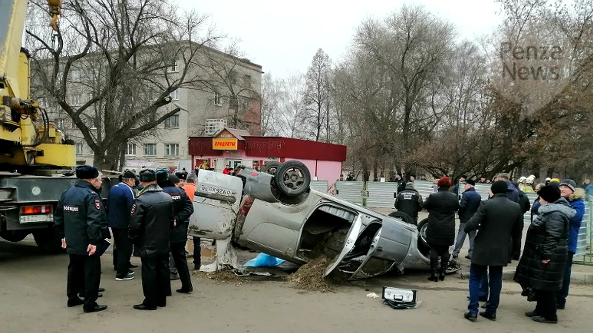 Au fiert de vii după ce au căzut cu Loganul într-o groapă cu apă clocotită - VIDEO
