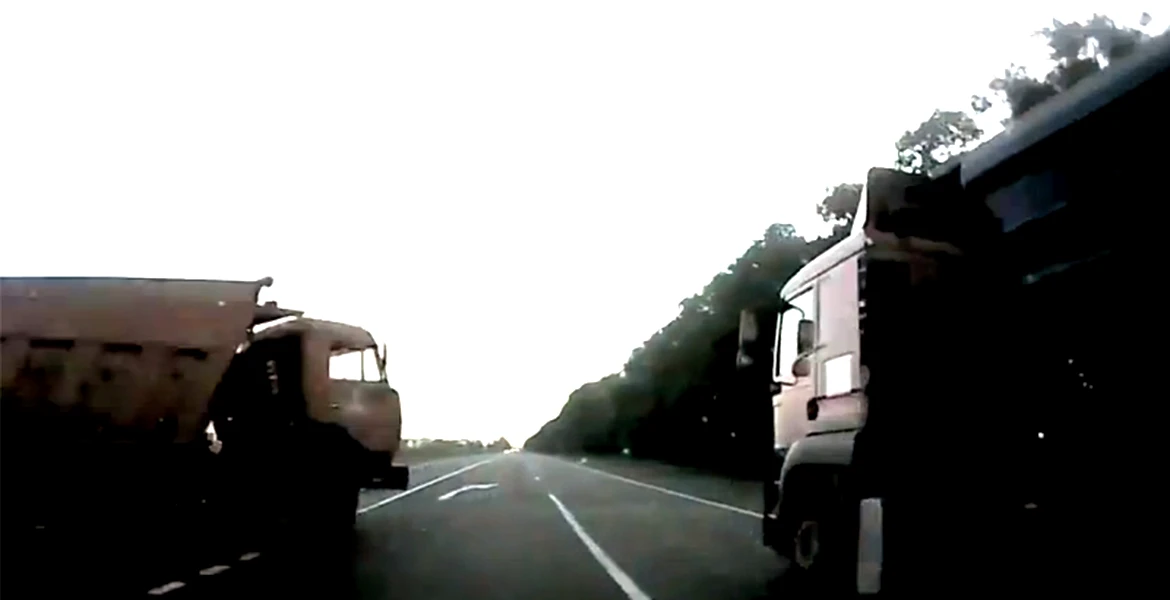VIDEO: Accident cu două camioane, evitat spectaculos