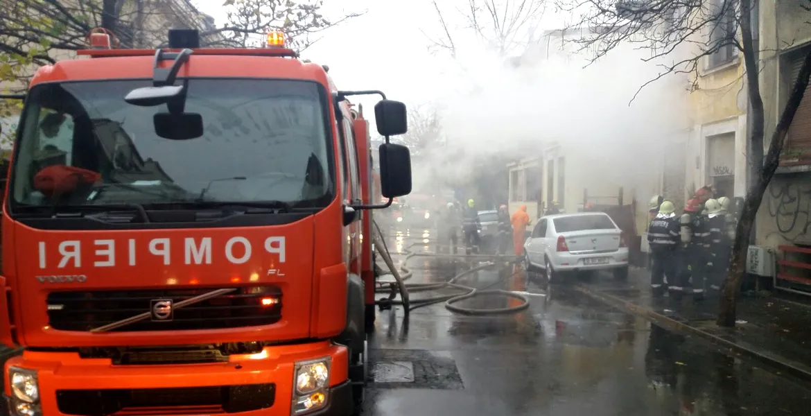 Cinci maşini au cuprinse de flăcări în Capitală. Incendiul a pornit de la o maşină parcată