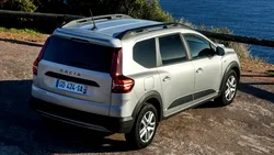 Cum transformi o Dacia Jogger într-un camper în doar 4 minute. Soluția de 1.400 de lei apărută pe OLX