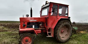 Tractor vechi de 50 de ani, transformat în vehicul electric cu alimentare solară. Dă curent și la electrocasnicele din casă