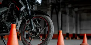 Video – Cea mai importantă manevră pe motocicletă: „300 de repetări sunt doar începutul”
