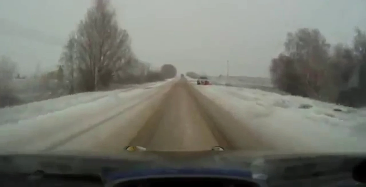 Video: Luaţi aminte! Să nu faceţi aşa pe un drum acoperit cu zăpadă