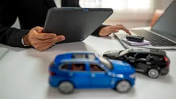 Mașini de pe platforma de licitații a ANAF: Dacia Logan la preț de iPhone nou. Merită să cumperi o mașină confiscată de la ANAF în 2026?