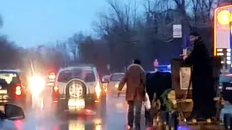 VIDEO. Bobotează 2016. Preot care sfinţeşte maşinile în trafic cu antemergător de la Poliţie