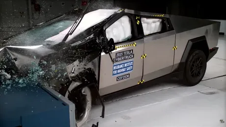 La un pas de moarte după ce pilotul automat de la Tesla Cybertruck a izbit mașina de un parapet? Procesul de 1 milion $