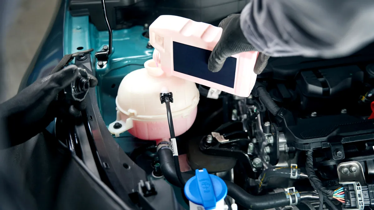 Scade nivelul de antigel? Posibile cauze și soluții pentru evitarea supraîncălzirii