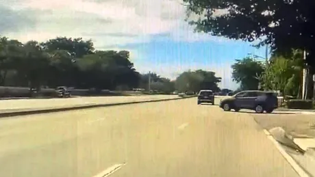 Un șofer provoacă un accident după o manevră greșită - VIDEO