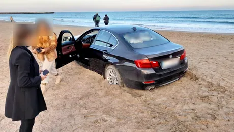 FOTO. Un BMW a rămas blocat pe plajă. Ce amendă a primit proprietara