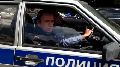 Poliţişti puşi la punct de un şofer din Rusia