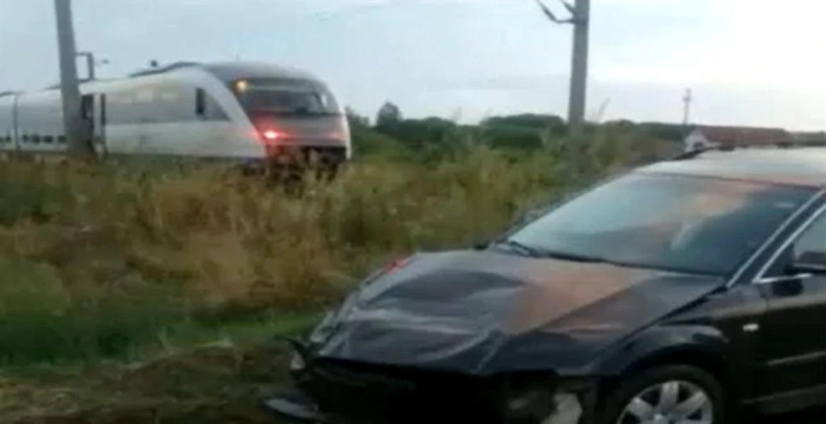 Un autoturism a fost acroșat de un tren în timp ce traversa calea ferată