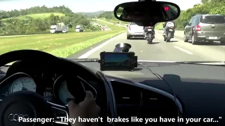 VIDEO: Cursă periculoasă intre un Audi R8 V10 şi două motociclete
