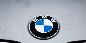 Doi bărbați români sunt căutați pentru înșelăciuni legate de achiziționarea de SUV-uri BMW în Canada