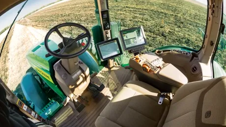 Surpriză la CES 2022. Cum arată și cum funcționează Deere 8R, tractorul care se conduce singur