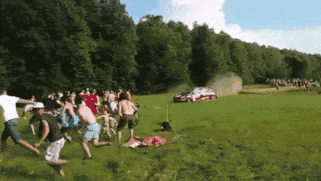 Cineva a filmat, în slow-motion, cum fuge publicul de o maşină de raliu ieşită de pe traseu (VIDEO)