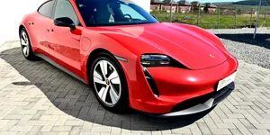 Electrică de performanță, recuperată de bancă, vândută la jumătate de preț. Cât costă Porsche Taycan după 70.000 km?
