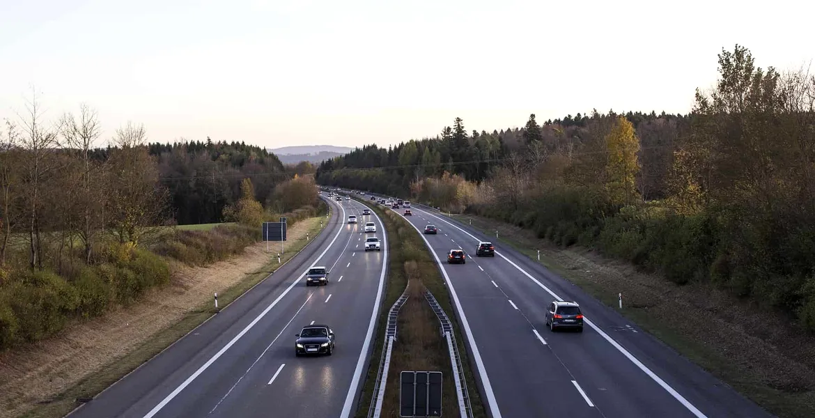 Un șofer de 87 de ani a fost oprit cu baricade în timp ce conducea pe contrasens