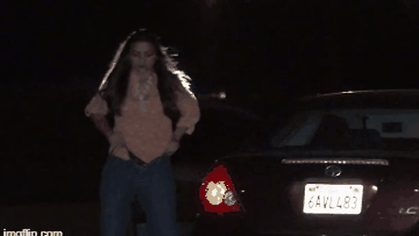 FEMEIA a oprit maşina pe mijlocul autostrăzii, noaptea, pentru un motiv bizar - VIDEO