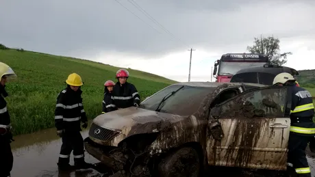 Inundațiile produc victime: Accident grav pe un drum acoperit cu noroi