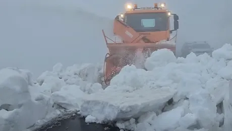 Video | Zăpadă de 5 metri pe Transfăgărășan și bolovani uriași. Drumarii se află într-o misiune contra-cronometru