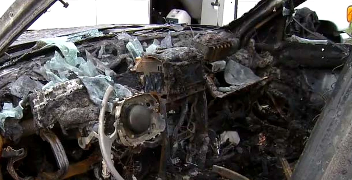 Maşină incendiată de un telefon lăsat la încărcat –  VIDEO
