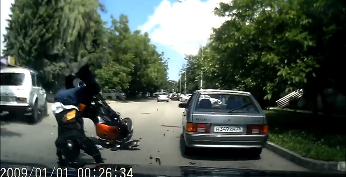 ACCIDENT. Motociclist versus maşină: cine a greşit? Video