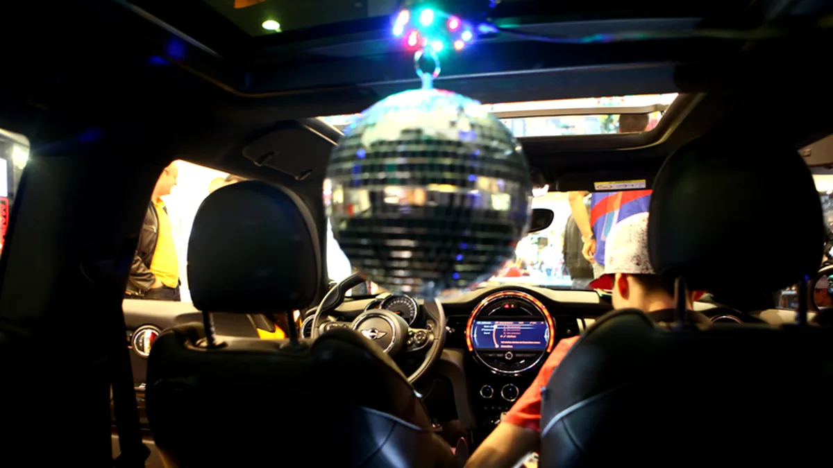 MINI Disco: Dacă nu vine MINI la discotecă, vine discoteca la MINI. UPDATE