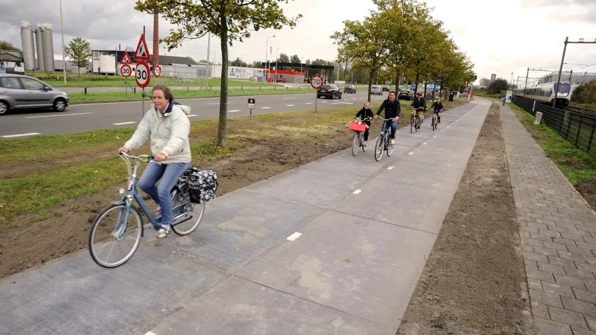 SolaRoad: Pistele pentru biciclişti cu panouri solare devin o realitate