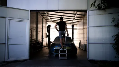 Racing MIMI primeşte o lucrare de artă pe plafon. Mașina va putea fi admirată pe Calea Victoriei – GALERIE FOTO