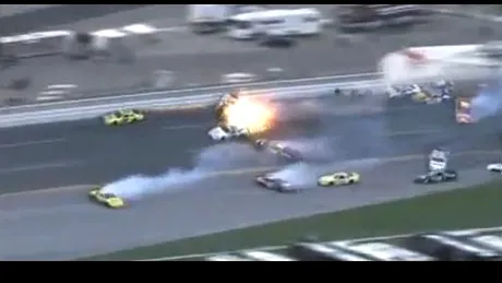 Accident spectaculos în Nascar