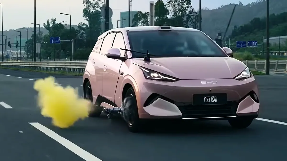 Video | Test extrem pentru un model BYD: Ce s-a întâmplat când cauciucul dreapta-față a explodat la 140 km/h