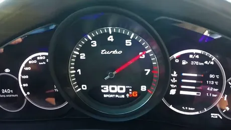 Când mergi cu 300 km/h nu uita că există cineva care are o maşină şi mai rapidă decât a ta. VIDEO