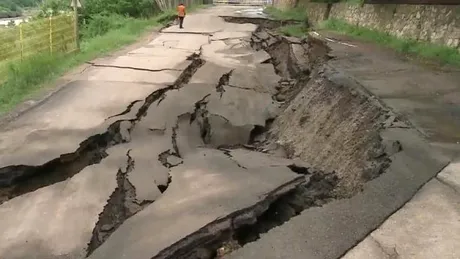 O porţiune de 300 de metri a unui drum asfaltat s-a prăbuşit după ploile din ultima perioadă - FOTO