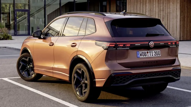 La 20 de ani de la debut, Volkswagen Tiguan rămâne unul dintre cei mai puternici rivali pentru Kia Sportage și Hyundai Tucson