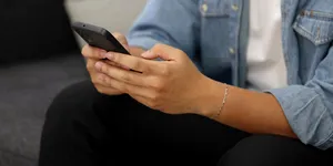 Alertă de fraudă prin SMS: Mesajele care anunță amenzi de viteză de la Ministerul Transporturilor sunt false