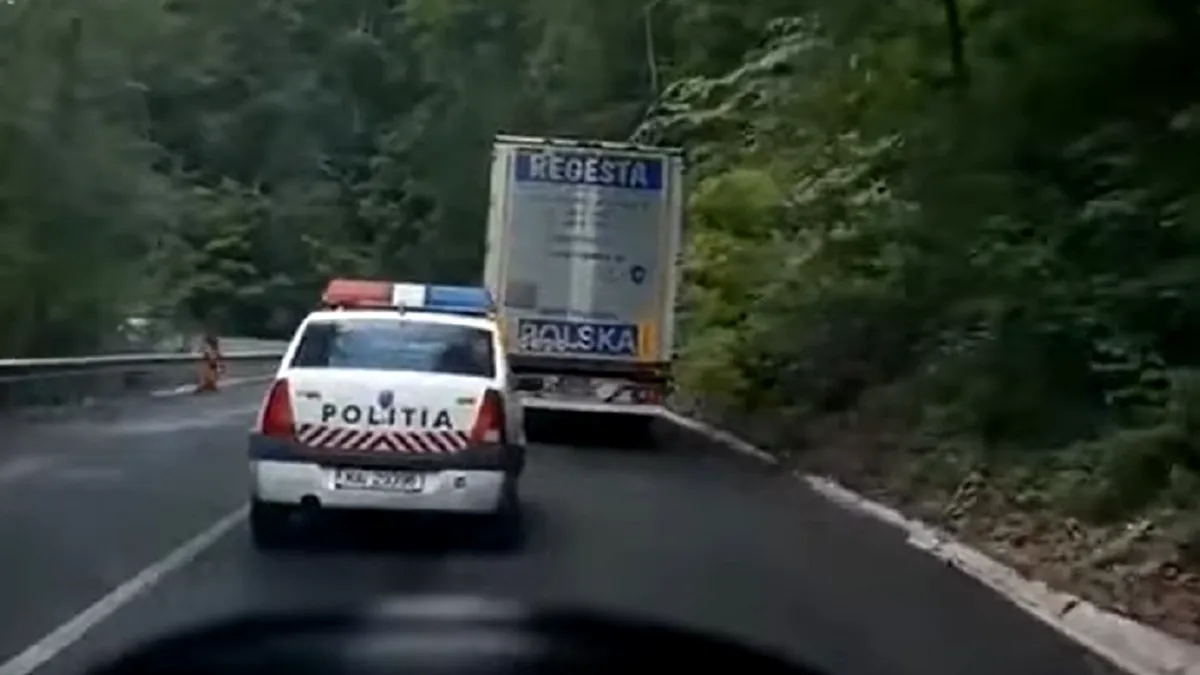 O mașină de poliție a fost filmată în timp ce face o depășire într-o curbă periculoasă - VIDEO