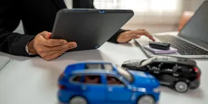 Mașini de pe platforma de licitații a ANAF: Dacia Logan la preț de iPhone nou. Merită să cumperi o mașină confiscată de la ANAF în 2026?