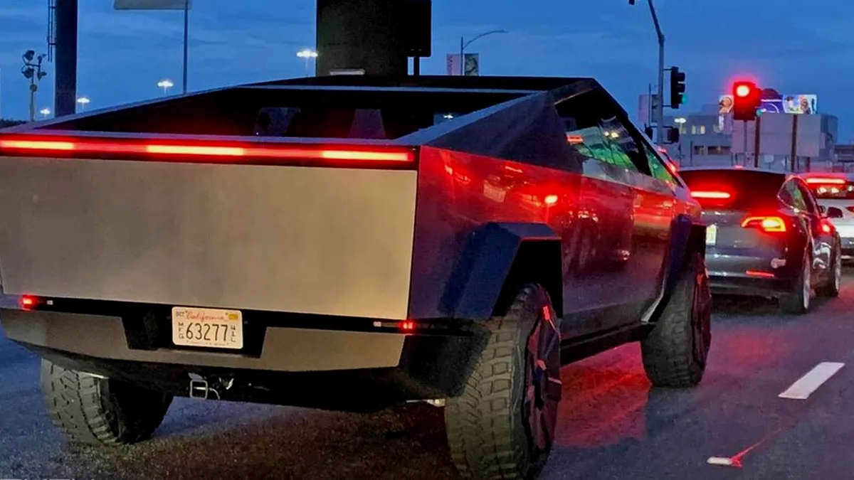 Tesla Cybertruck, surprins în trafic. Cine se afla la volan?