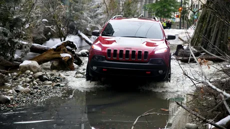 VIDEO: Jeep impresionează clienţii prin transformarea unei străzi într-o mică pădure