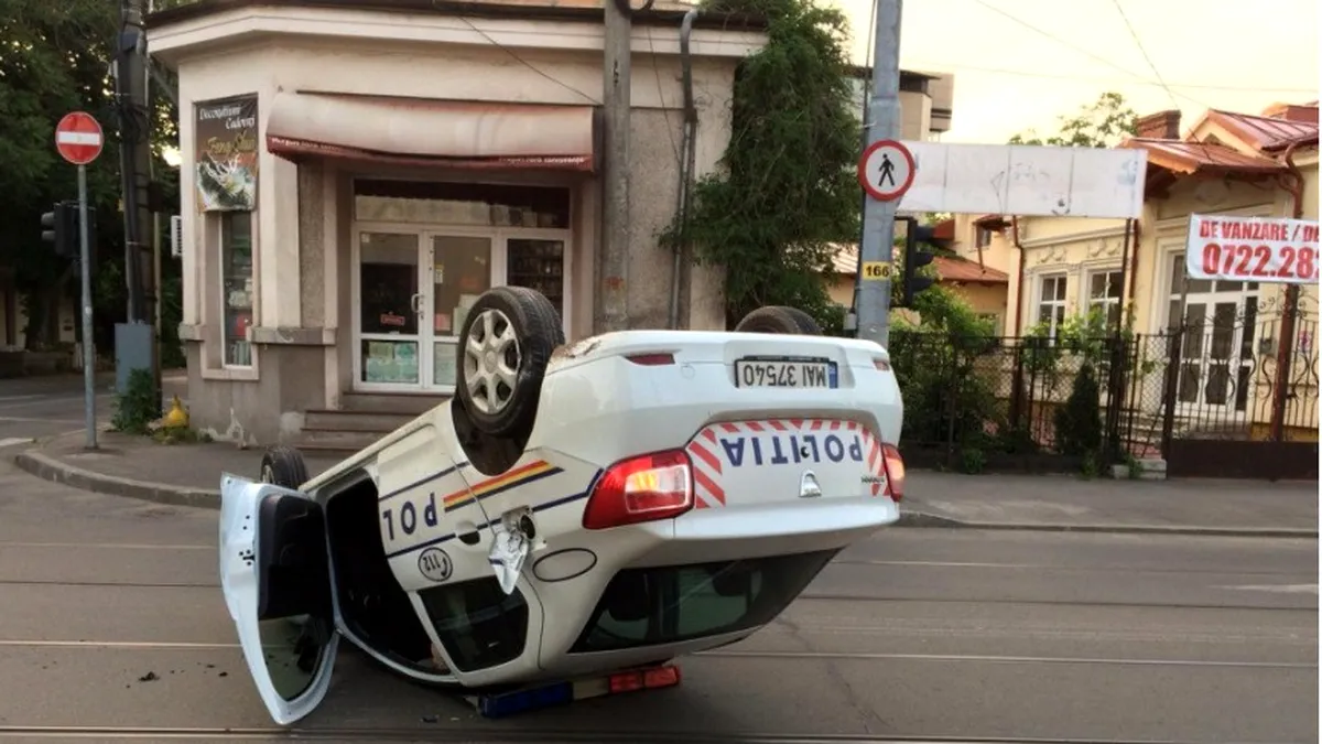 Un poliţist băut s-a răsturnat cu maşina de serviciu într-o intersecţie