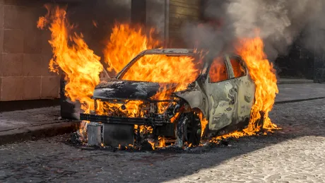 O mașină a luat foc în trafic la Agigea. Ce au găsit polițiștii în portbagaj?