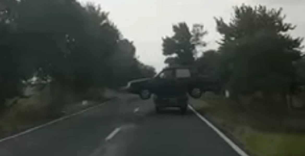 Cum să NU transporţi o Dacia la fier vechi. Filmat în Buzău – VIDEO