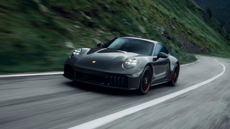 Ediție specială Porsche 911, inspirată de Transfăgărășan. Doar 10 vor fi produse, iar primul dintre ele a ajuns în România