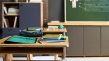 BANCUL ZILEI. Bulișor: – Tată, azi la școală băieții au scris înjurături pe tablă