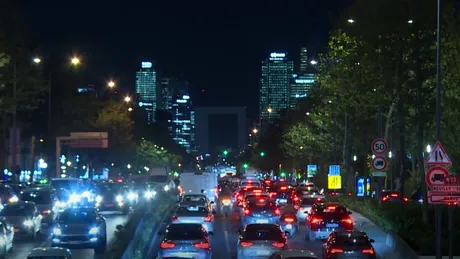 Mii de mașini în blocaje rutiere la ieșirile din Paris. De ce fug francezii?
