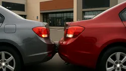 Două mașini dau în același timp cu spatele și se lovesc. Culpă comună sau e un singur vinovat?